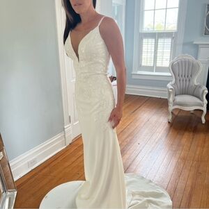 Elegant Ivory Sleeveless Gown